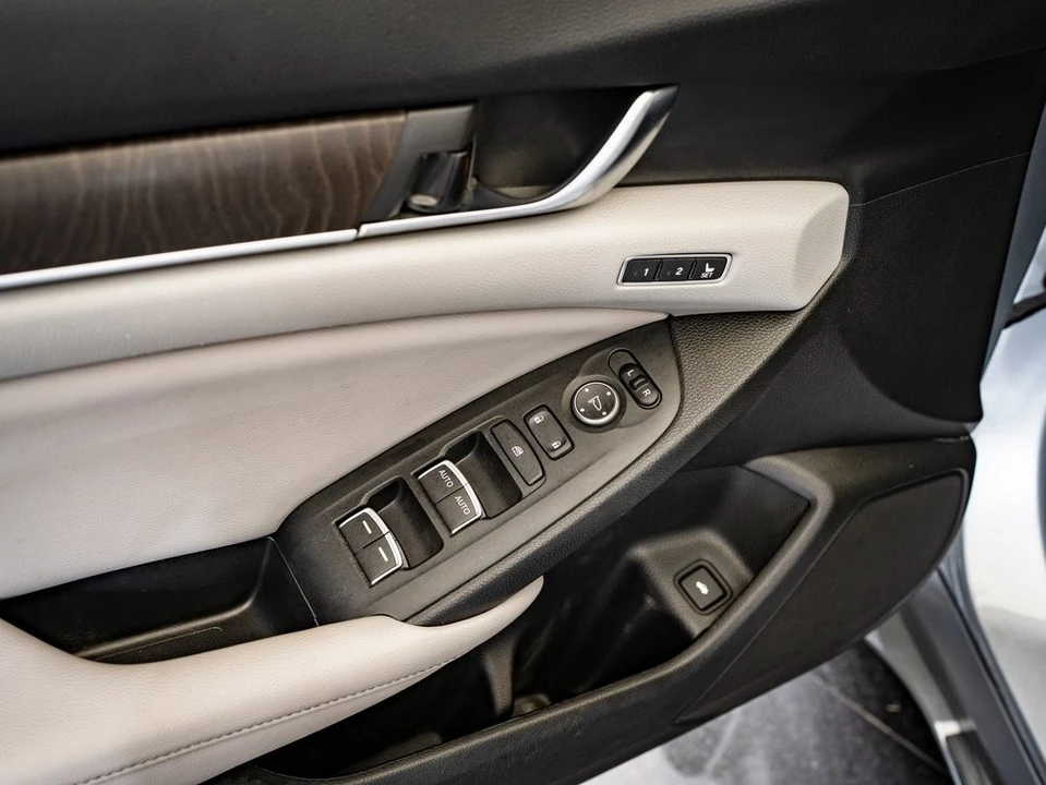 2018 Honda Accord 10th Gen - Image 20 of 21