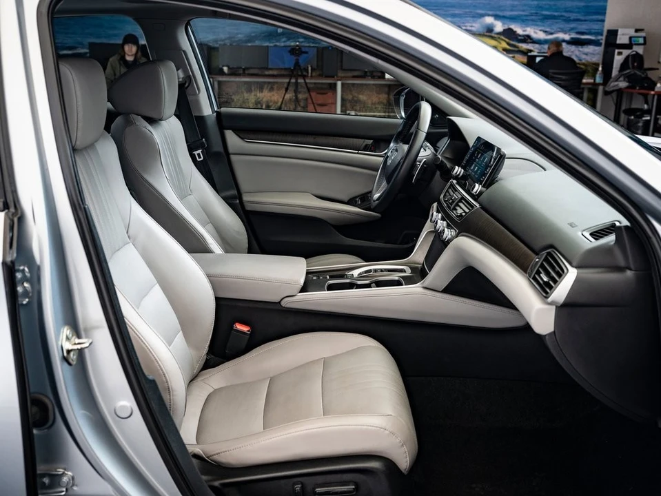 2018 Honda Accord 10th Gen - Image 19 of 21