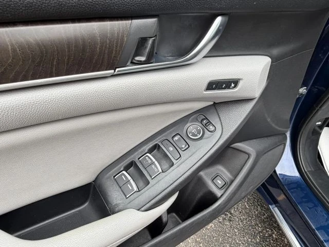 2018 Honda Accord 10th Gen - Image 14 of 31
