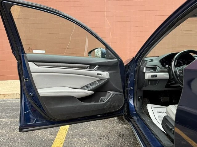 2018 Honda Accord 10th Gen - Image 13 of 31