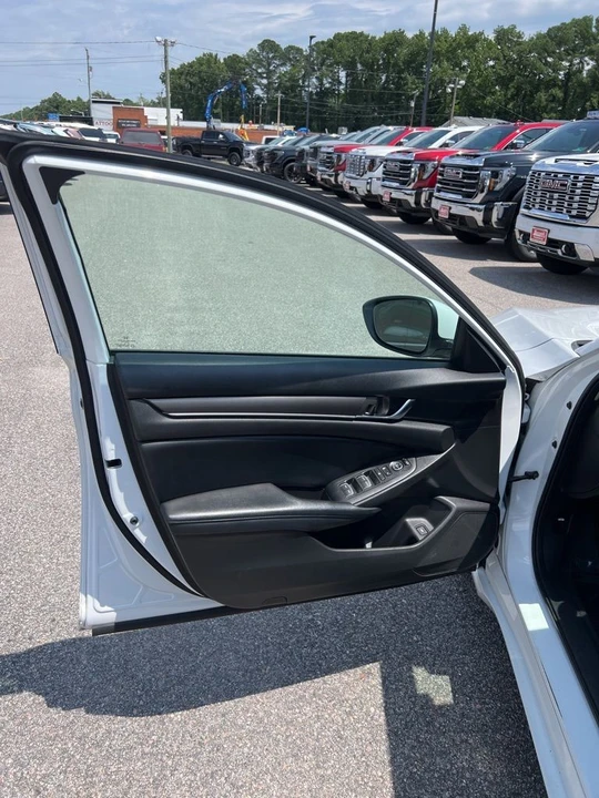 2018 Honda Accord 10th Gen - Image 9 of 12