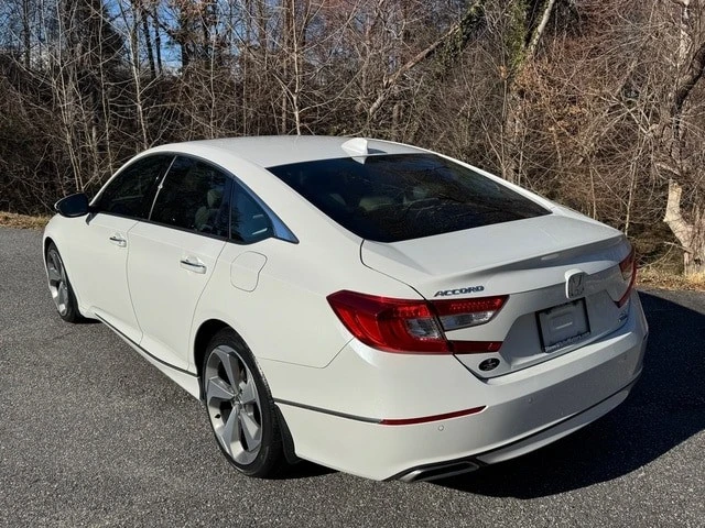 2018 Honda Accord 10th Gen - Image 8 of 21