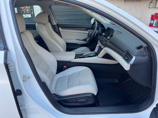 2018 Honda Accord 10th Gen - Image 17 of 21