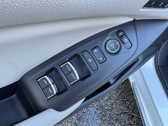 2018 Honda Accord 10th Gen - Image 12 of 21