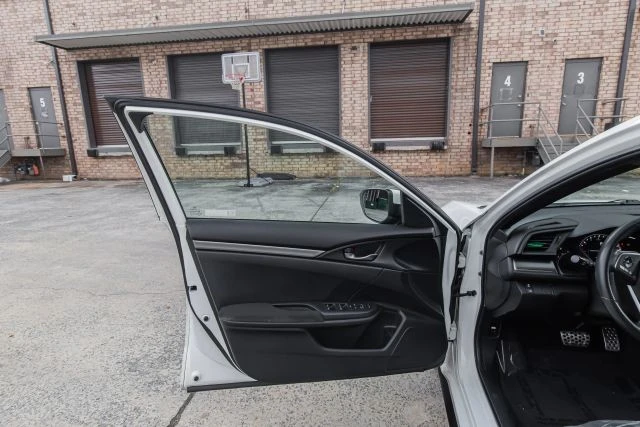 2018 Honda Civic 10th Gen - Image 16 of 21