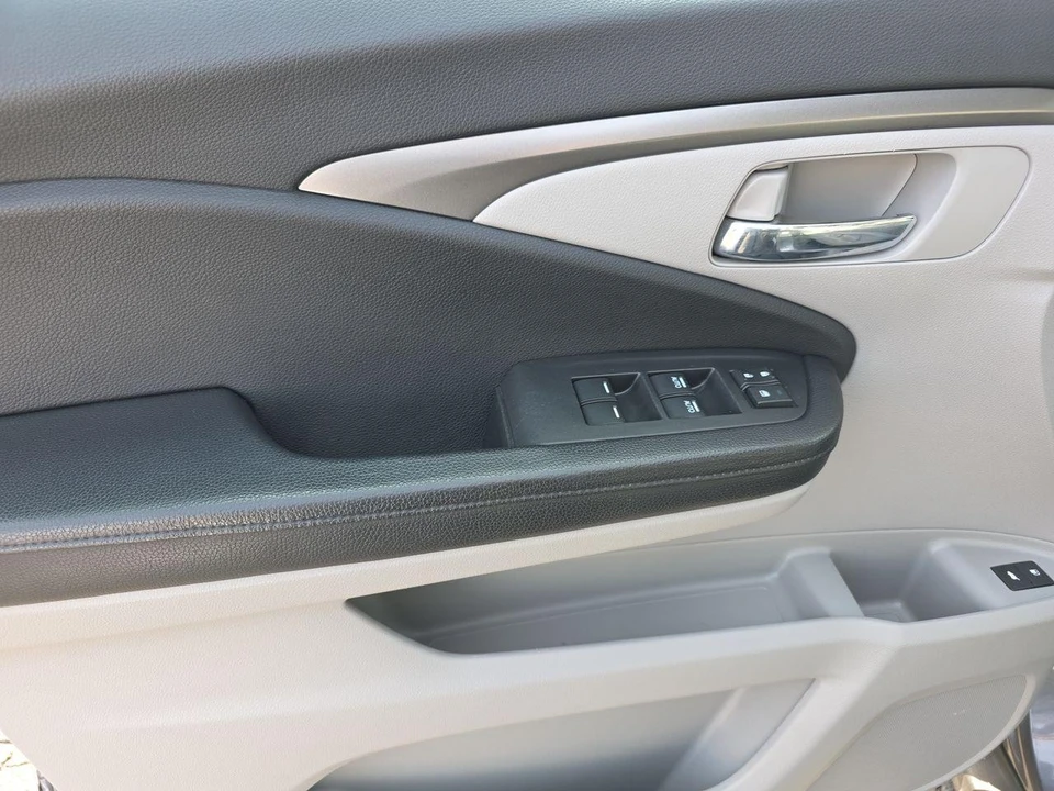 2018 Honda Pilot 3rd Gen - Image 5 of 12