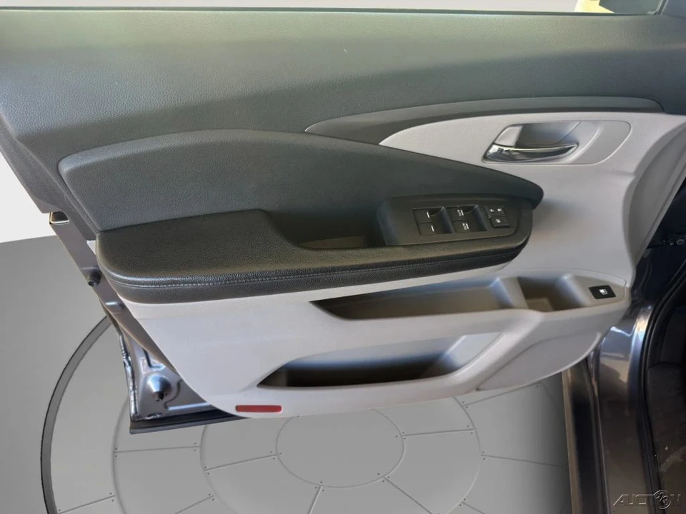 2018 Honda Pilot 3rd Gen - Image 13 of 21