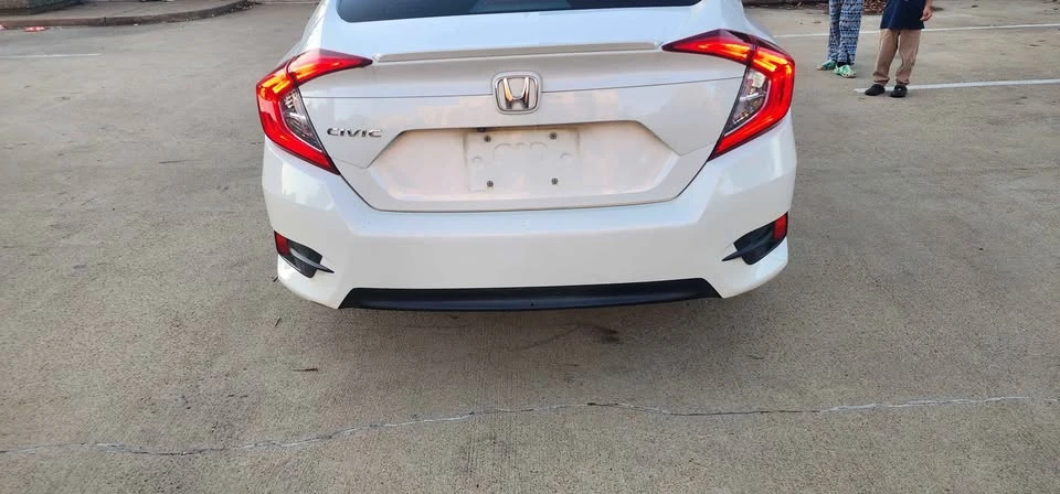2018 Honda Civic 10th Gen - Image 3 of 11