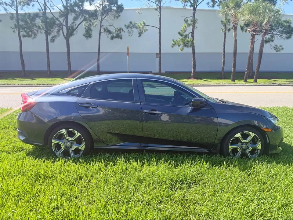 2018 Honda Civic 10th Gen - Image 8 of 12