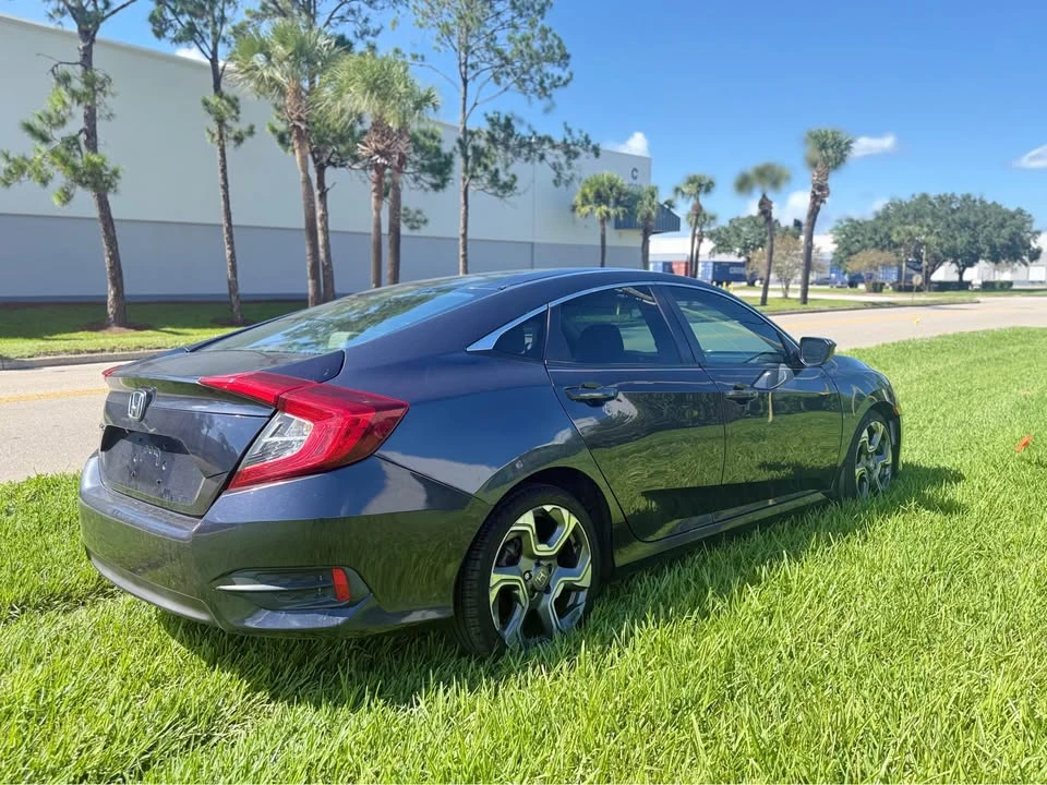 2018 Honda Civic 10th Gen - Image 5 of 12