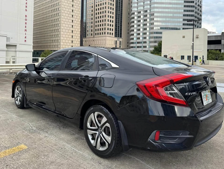 2018 Honda Civic 10th Gen - Image 4 of 9
