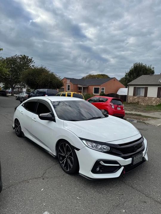 2018 Honda Civic 10th Gen - Image 2 of 6