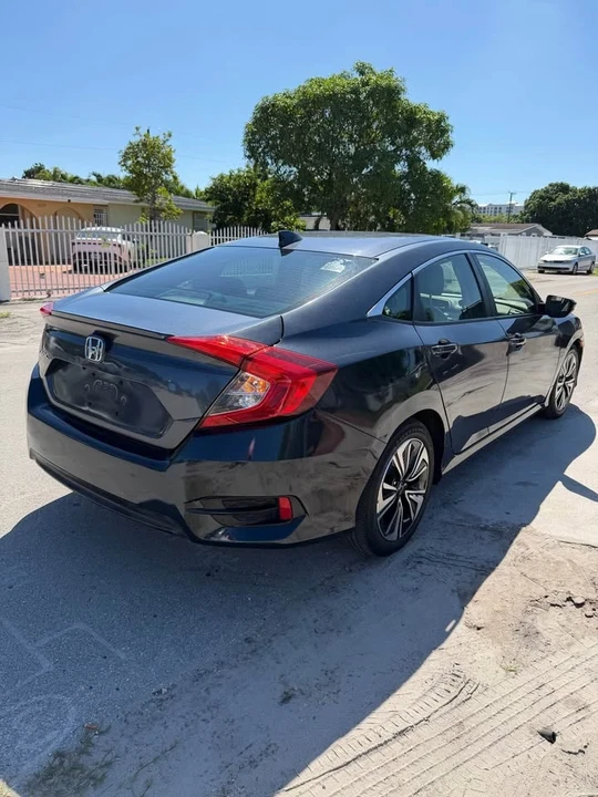 2018 Honda Civic 10th Gen - Image 9 of 16