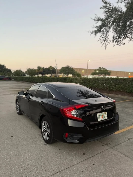 2018 Honda Civic 10th Gen - Image 5 of 9