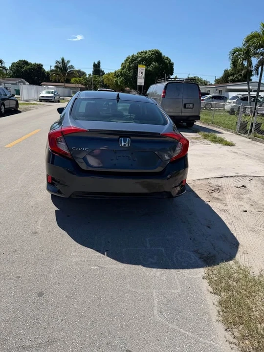2018 Honda Civic 10th Gen - Image 10 of 16