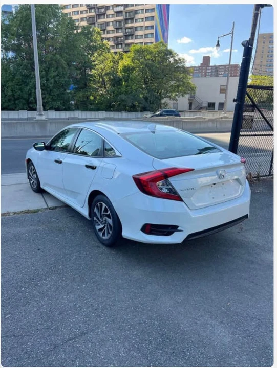 2018 Honda Civic 10th Gen - Image 5 of 11