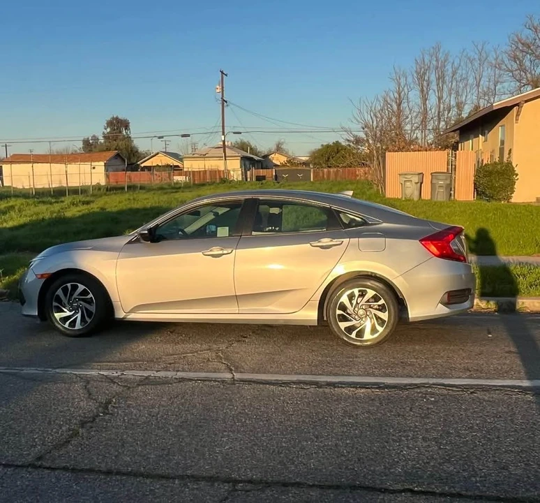 2018 Honda Civic 10th Gen - Image 6 of 10