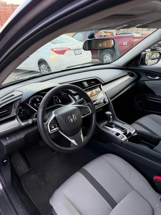 2018 Honda Civic 10th Gen - Image 8 of 17