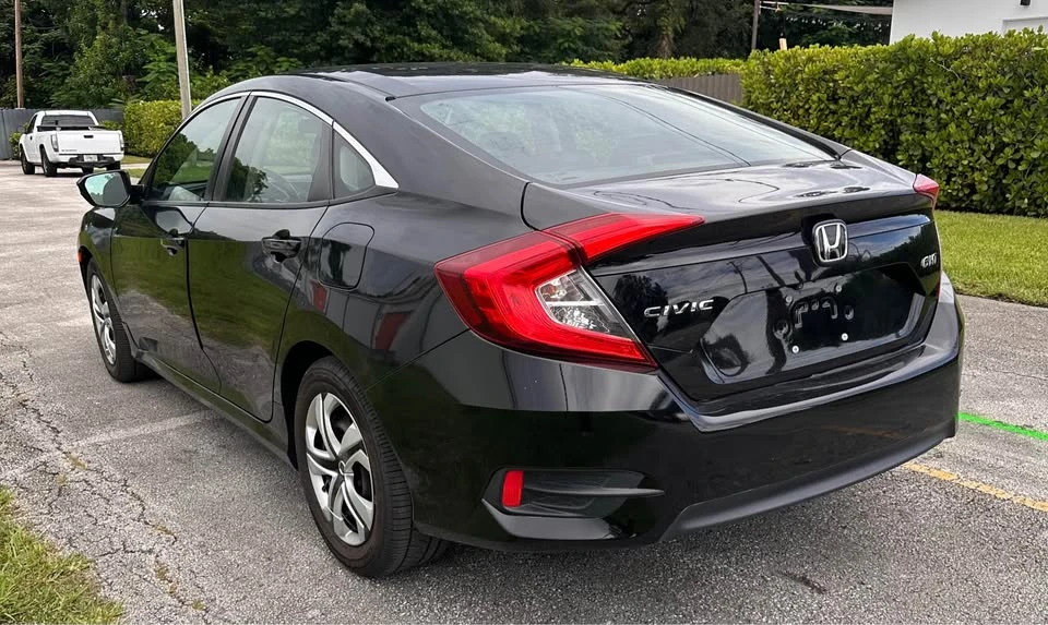 2018 Honda Civic 10th Gen - Image 8 of 10
