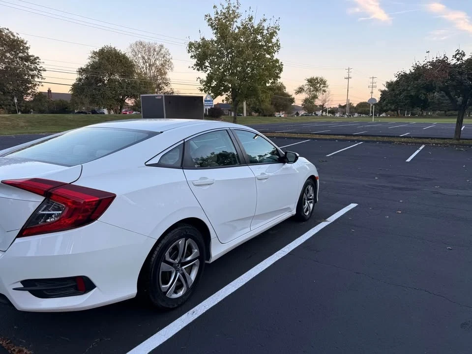 2018 Honda Civic 10th Gen - Image 5 of 8