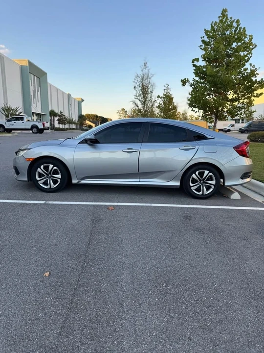 2018 Honda Civic 10th Gen - Image 5 of 12