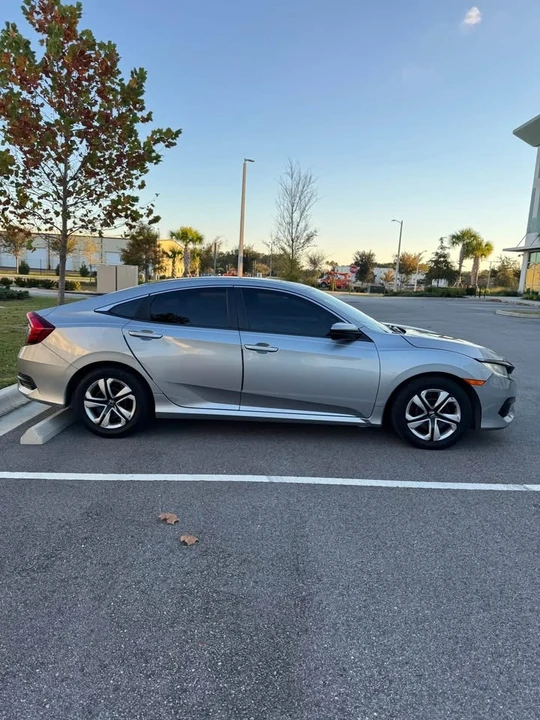 2018 Honda Civic 10th Gen - Image 4 of 12