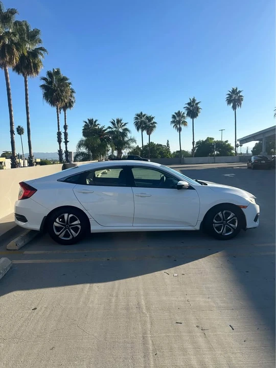 2018 Honda Civic 10th Gen - Image 5 of 13