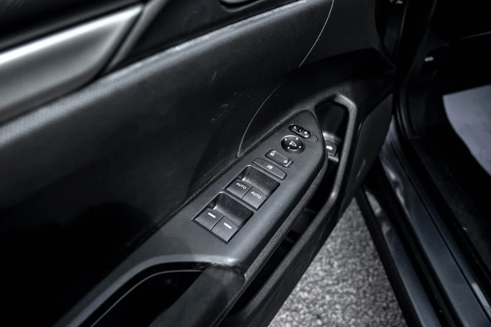 2018 Honda Civic 10th Gen - Image 8 of 17