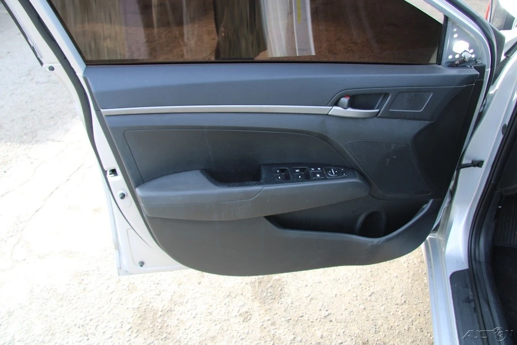 2018 Hyundai Elantra - Image 10 of 21