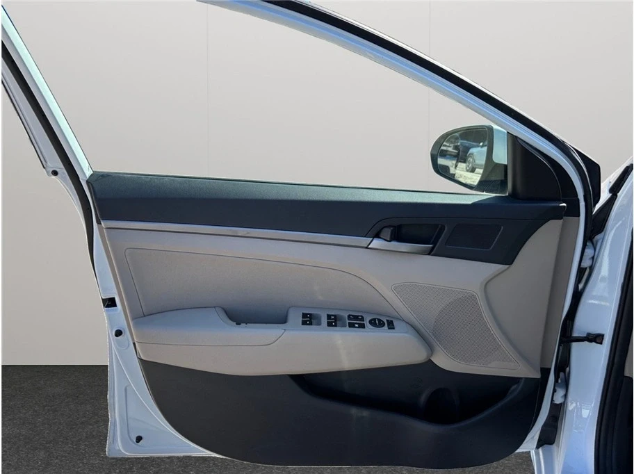 2018 Hyundai Elantra - Image 17 of 21