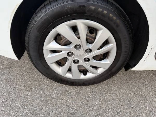 2018 Hyundai Elantra - Image 17 of 31