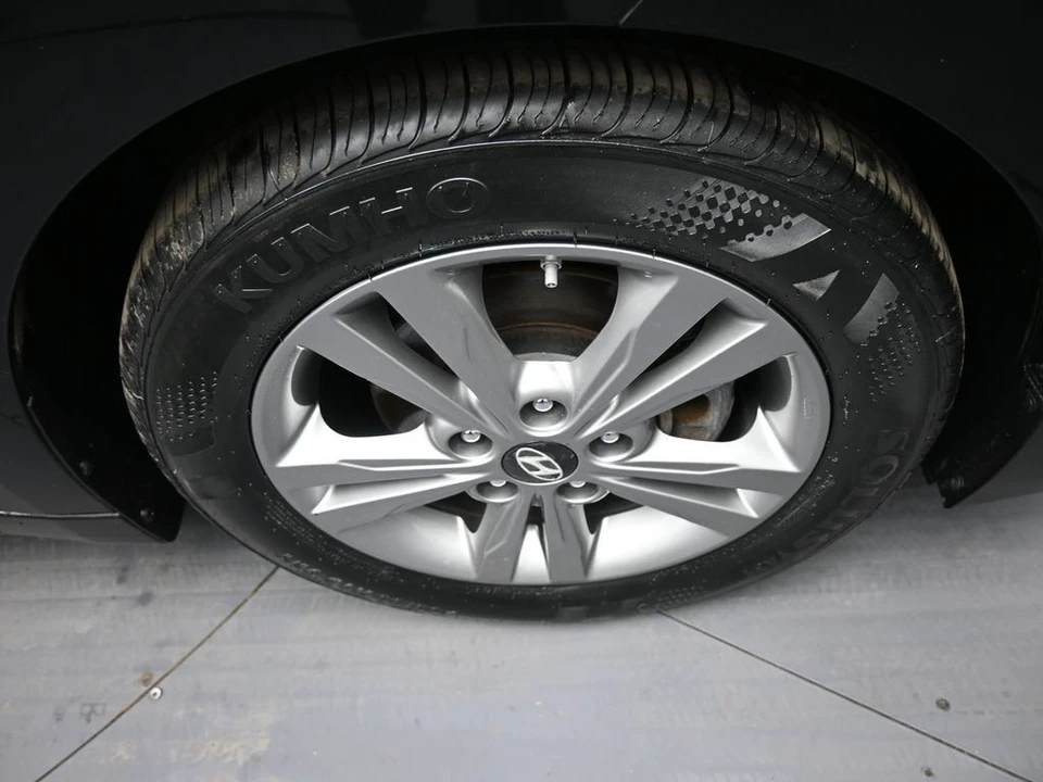 2018 Hyundai Elantra - Image 13 of 21
