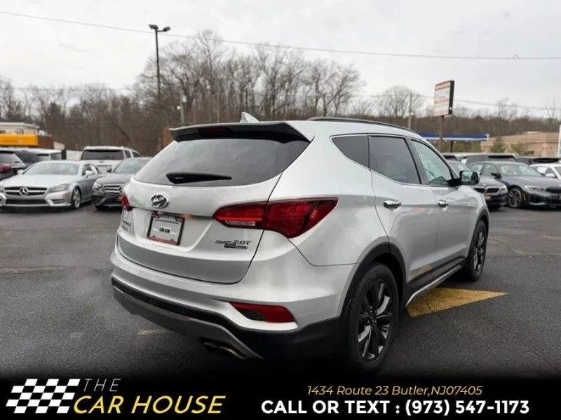 2018 Hyundai Santa Fe - Image 11 of 12