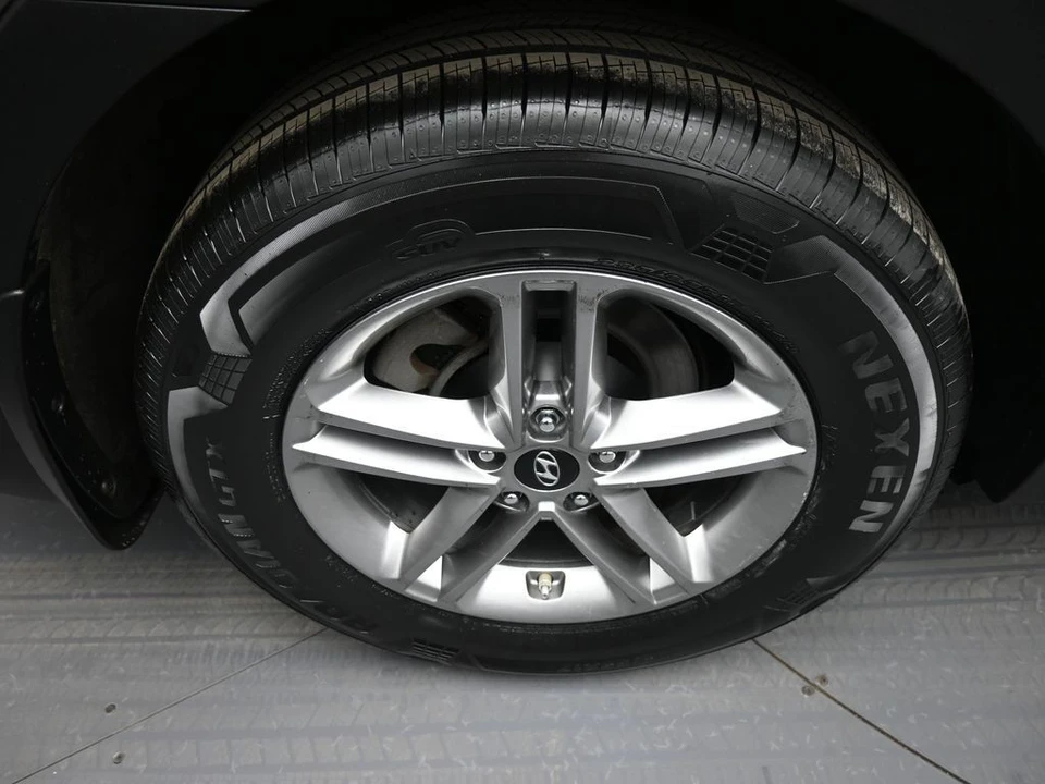 2018 Hyundai Santa Fe - Image 12 of 21