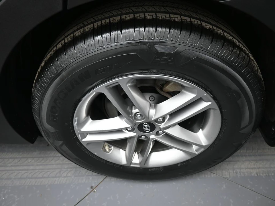 2018 Hyundai Santa Fe - Image 15 of 21