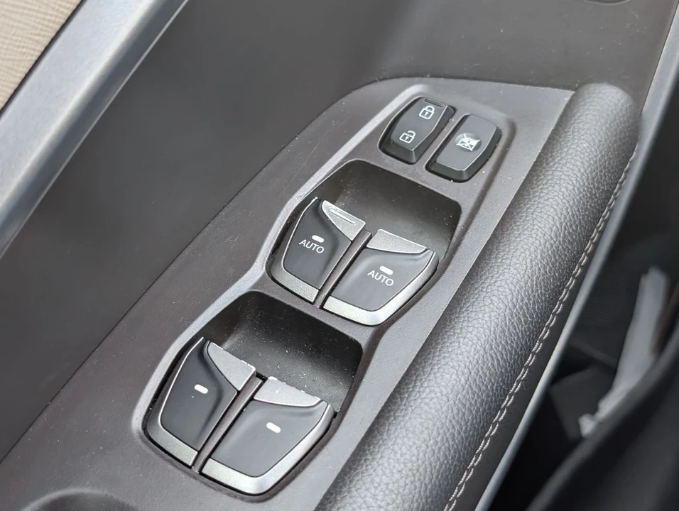 2018 Hyundai Santa Fe - Image 11 of 21
