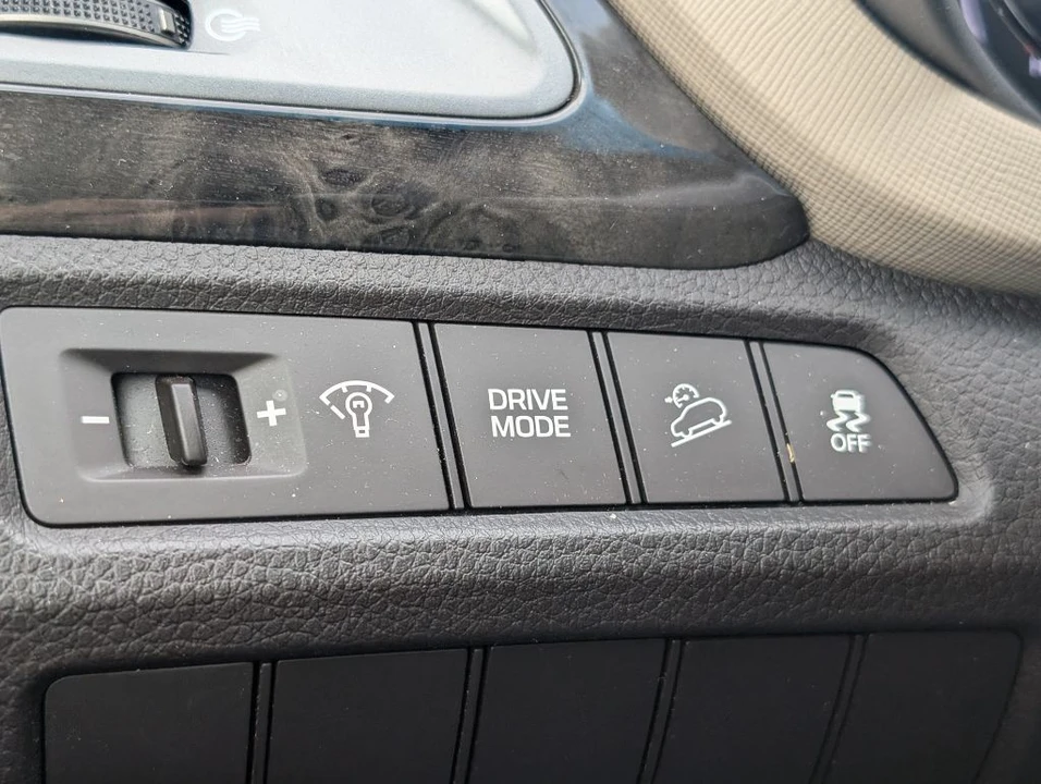 2018 Hyundai Santa Fe - Image 12 of 21