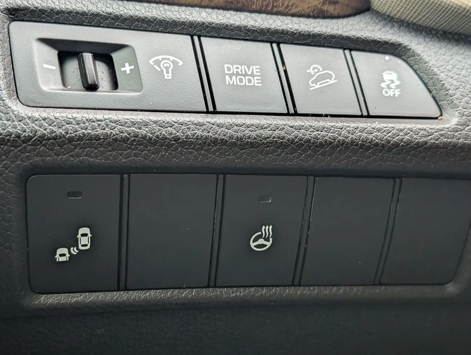 2018 Hyundai Santa Fe - Image 11 of 23
