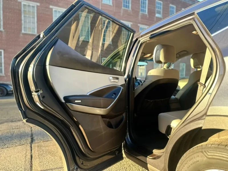 2018 Hyundai Santa Fe - Image 10 of 12