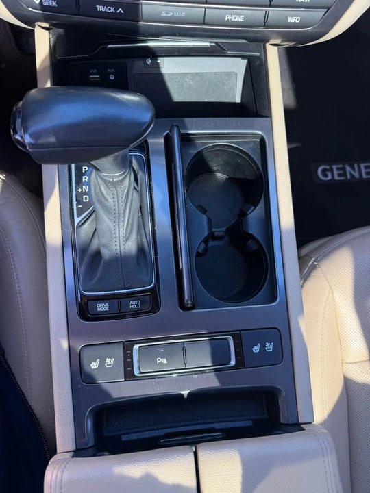 2018 Hyundai Genesis - Image 15 of 18