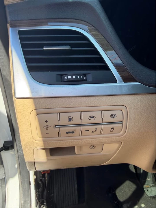 2018 Hyundai Genesis - Image 14 of 18