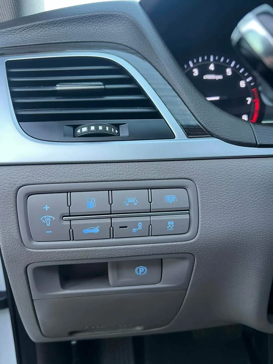 2018 Hyundai Genesis - Image 9 of 16