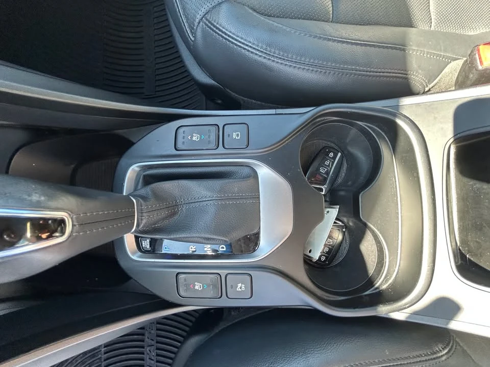 2018 Hyundai Santa Fe - Image 17 of 19