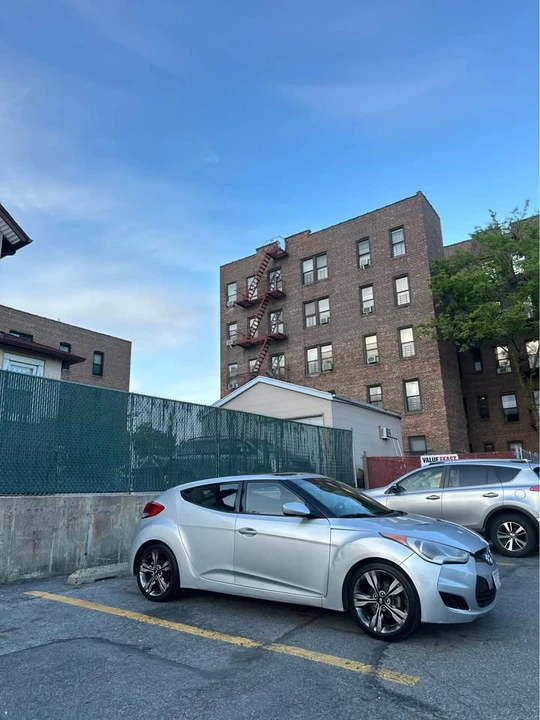 2018 Hyundai Veloster - Image 2 of 15
