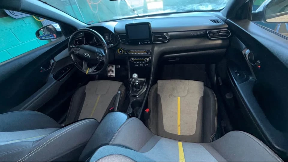 2018 Hyundai Veloster - Image 10 of 11