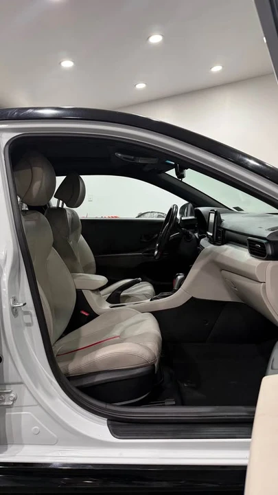 2018 Hyundai Veloster - Image 7 of 14