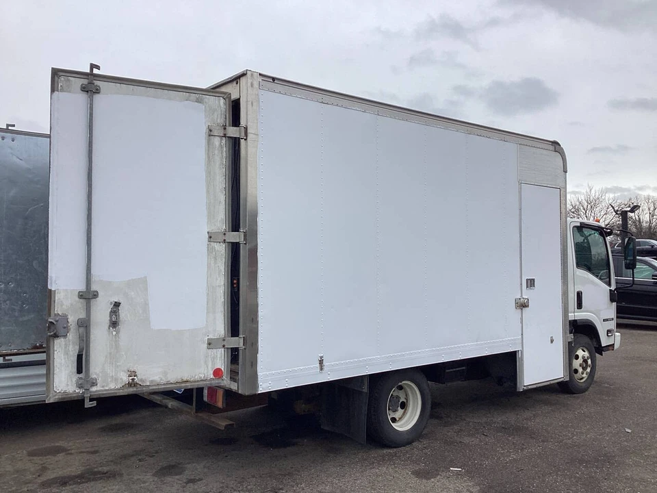 2018 Isuzu Elf - Image 20 of 29