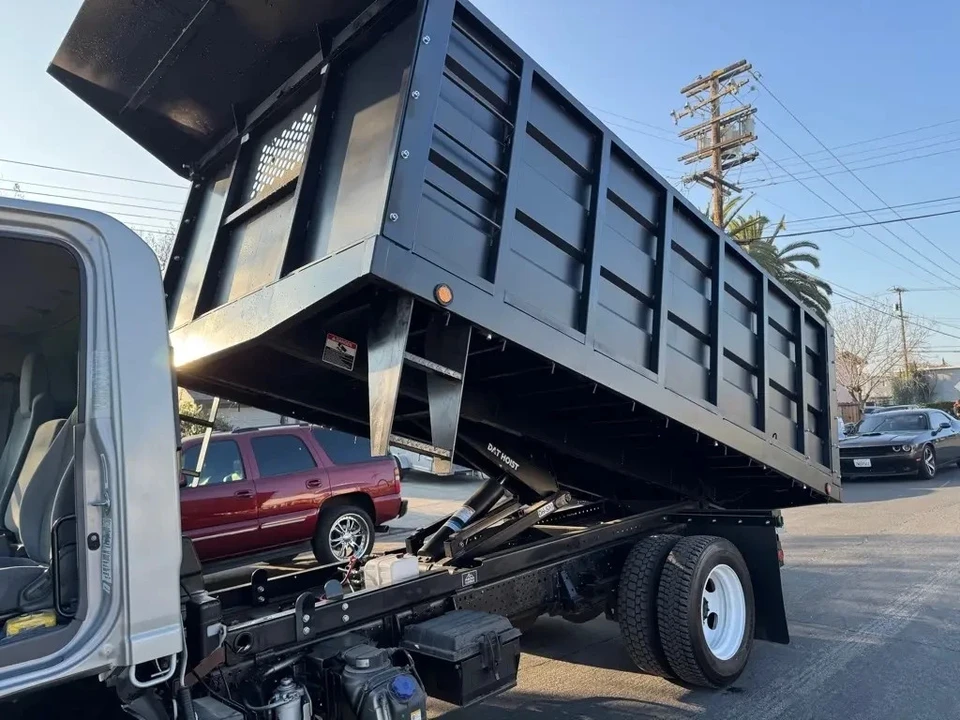 2018 Isuzu Elf - Image 12 of 17