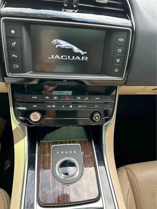 2018 Jaguar XE - Image 9 of 9