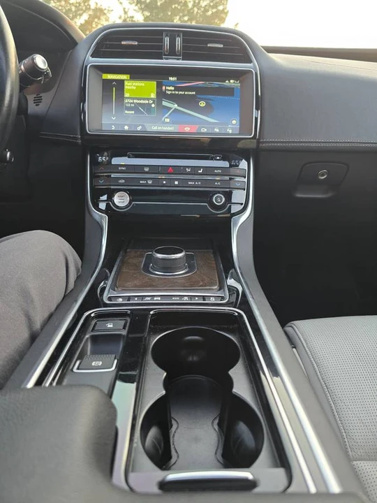 2018 Jaguar XE - Image 11 of 20